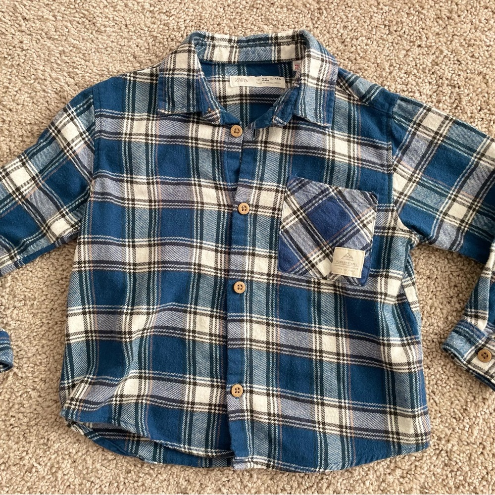 Zara Boys long sleeve blue plaid flannel shirt with wooden buttons size 4-5
